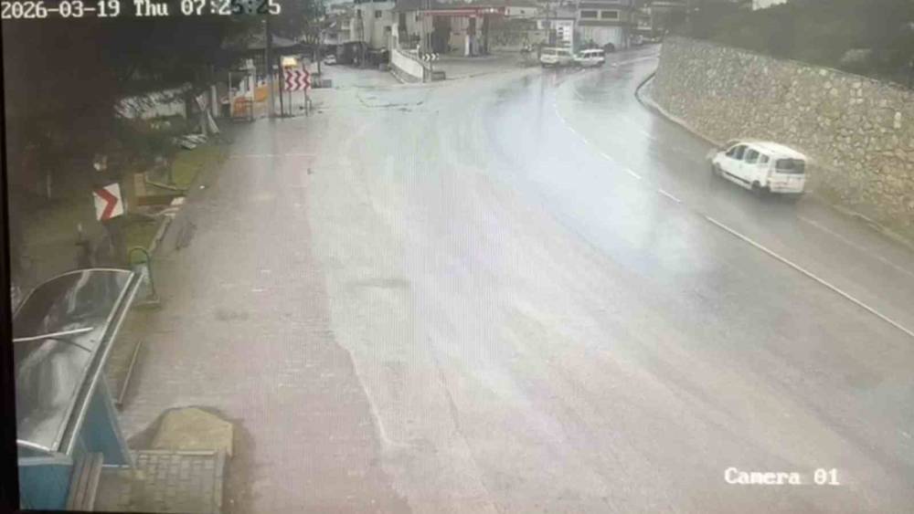 Bursa&rsquo;da Bayram arifesinde feci kaza kamerada: 7 yaralı
