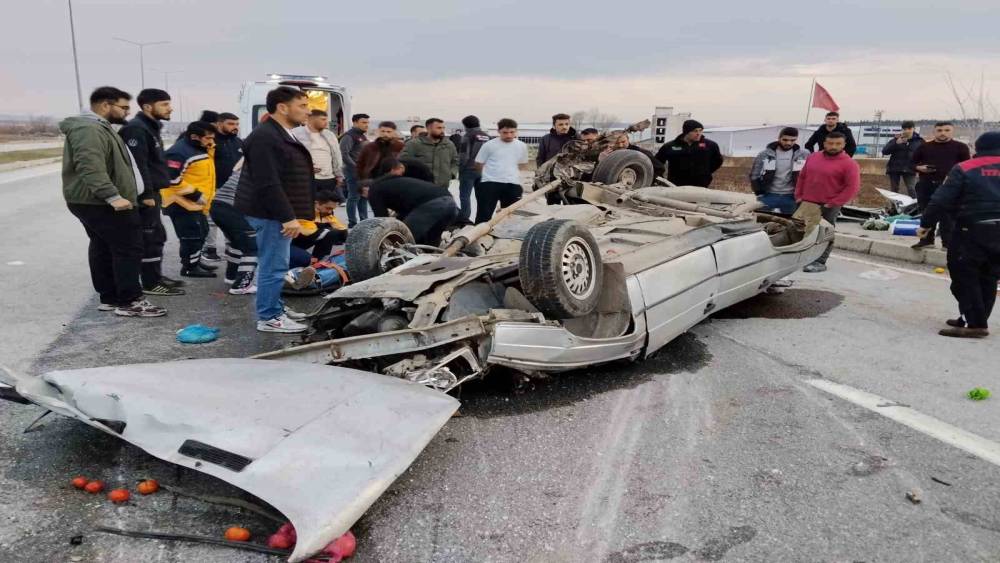 &Ccedil;orum&rsquo;da takla atan otomobilin s&uuml;r&uuml;c&uuml;s&uuml; hayatını kaybetti
