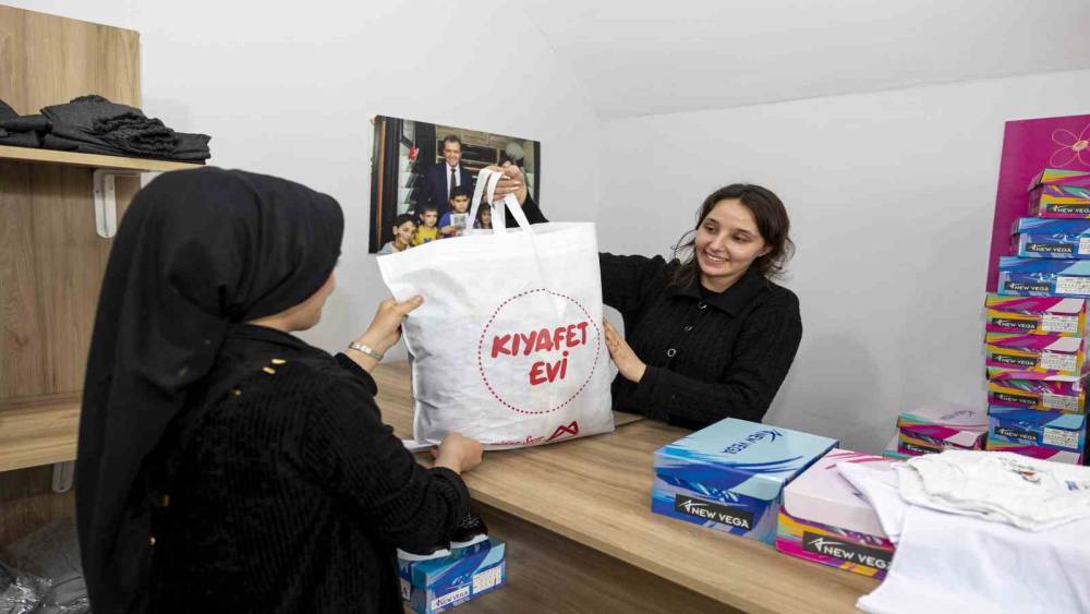 Mersin&rsquo;de dar gelirli ailelerin &ccedil;ocuklarına bayramlık desteği
