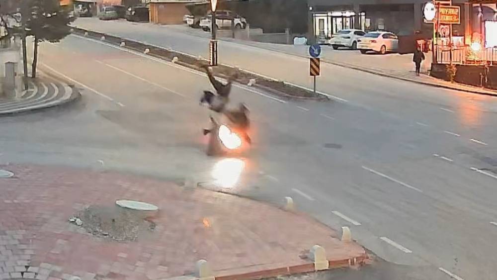 Motosikletin yayayı havaya u&ccedil;urduğu an kameraya yansıdı: 2 yaralı
