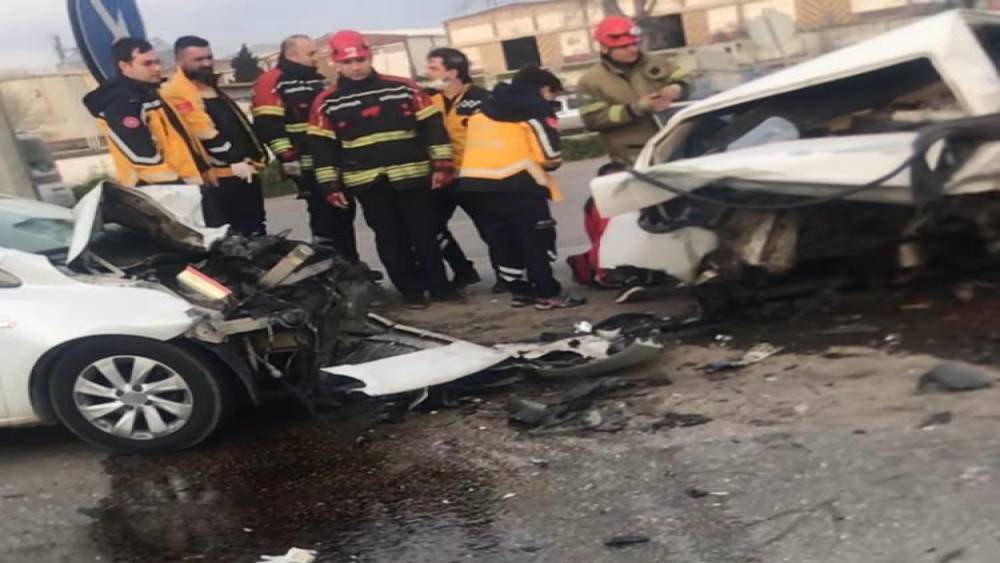 Bandırma&rsquo;da 4 ara&ccedil;lı zincirleme kaza: 1 &ouml;l&uuml;, 1 yaralı
