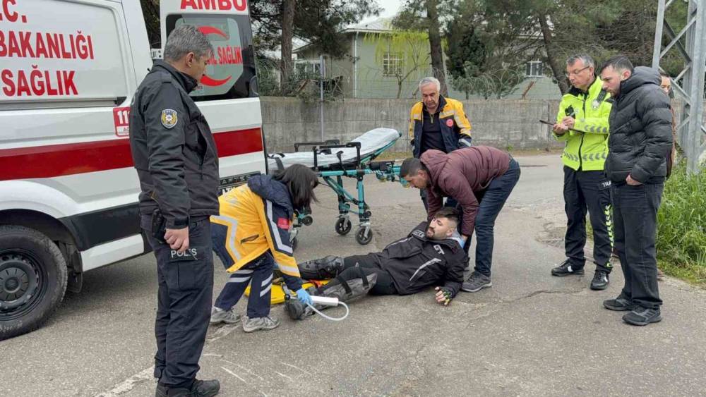 İla&ccedil; firmasının motosikleti doktorun aracına &ccedil;arptı: 1 yaralı
