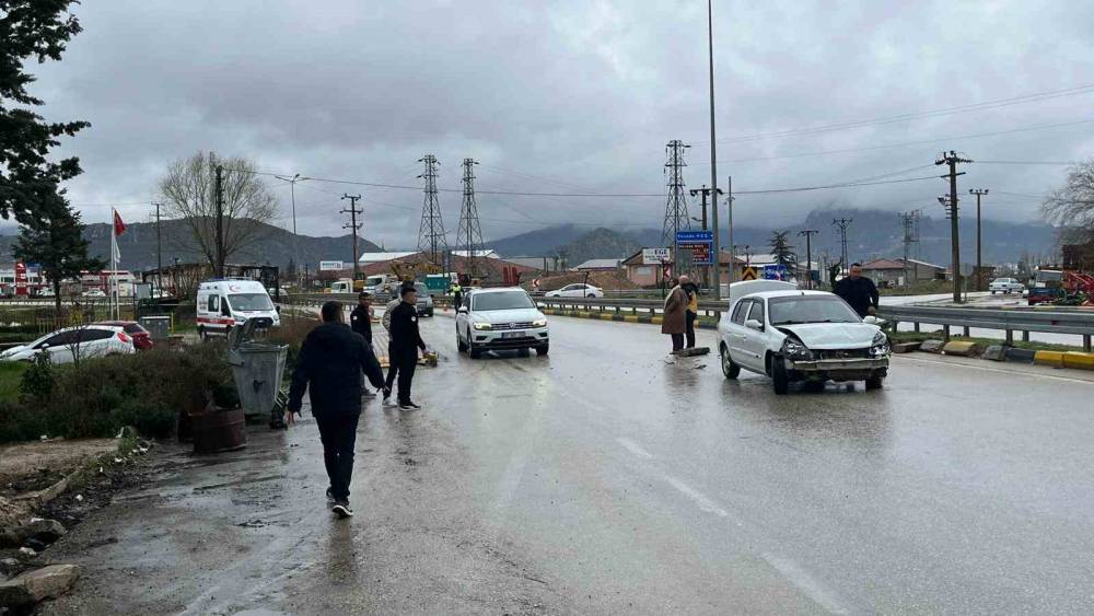 Eğirdir&rsquo;de otomobil bariyerlere &ccedil;arptı: 1 yaralı
