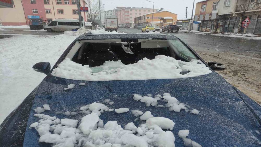 &Uuml;zerine &ccedil;atıdan kar k&uuml;tlesi d&uuml;şen otomobil kullanılamaz hale geldi
