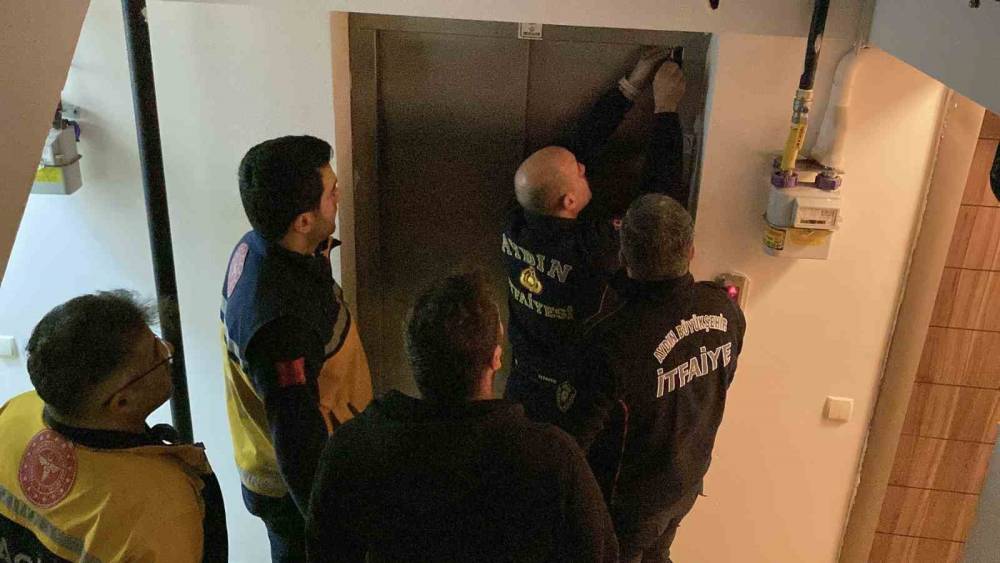 Asans&ouml;rde mahsur kalanların yardımına itfaiye ekipleri koştu
