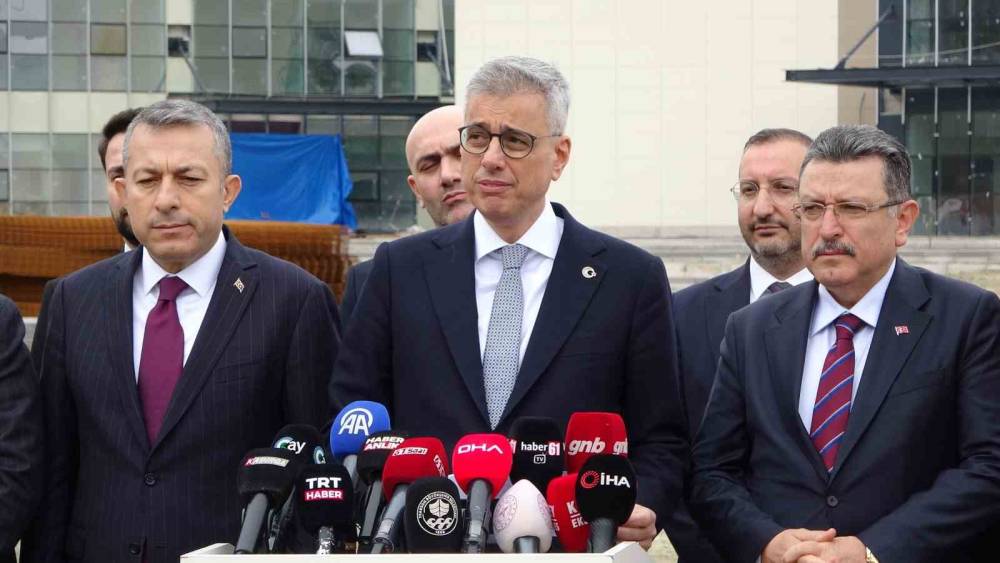 Bakan Memişoğlu Trabzon Şehir Hastanesi i&ccedil;in "Kayıyor" eleştirilerine cevap verdi
