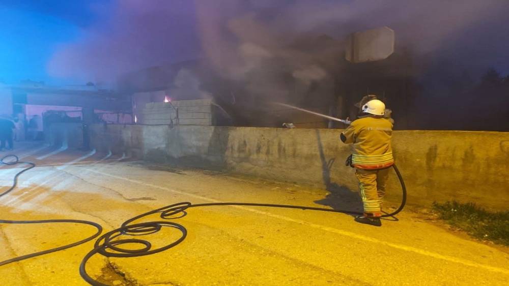 Reyhanlı&rsquo;da konteyner alevlere teslim oldu
