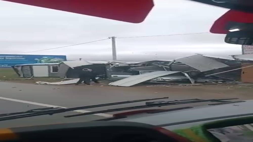 Bursa&rsquo;da kontrolden &ccedil;ıkan otomobil prefabrik yapıya girdi
