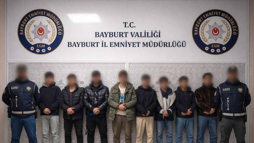 Bayburt&rsquo;ta 8 d&uuml;zensiz g&ouml;&ccedil;men ile 3 ş&uuml;pheli yakalandı
