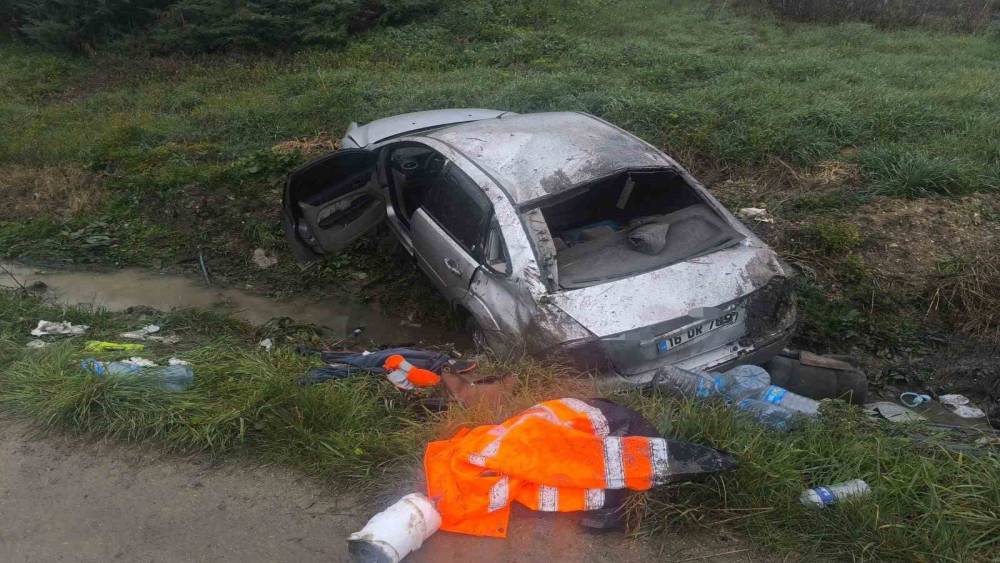 Bursa&rsquo;da taklalar atan otomobil tarlaya u&ccedil;tu: 3 yaralı
