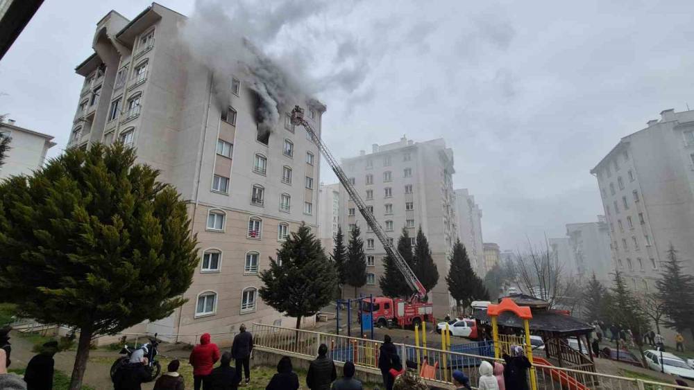 Bursa&rsquo;da 8 katlı binada yangın
