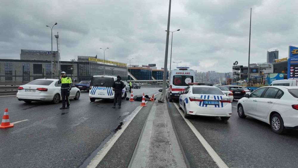Esenyurt&rsquo;ta bayram &ouml;ncesi cinayet gibi trafik kazası: Plastik kask &ouml;l&uuml;m getirdi
