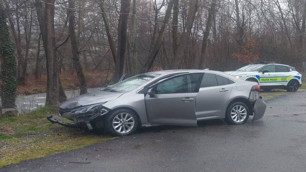 Kontrolden &ccedil;ıkan otomobil alt yola u&ccedil;tu: 3 yaralı
