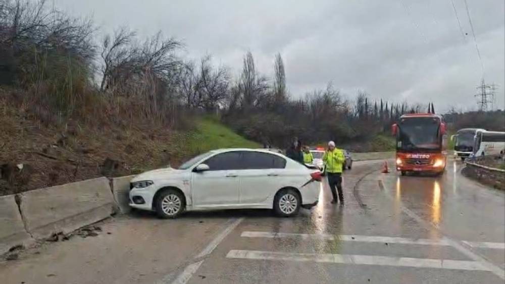 Otobanda zincirleme kaza: 4 ara&ccedil; birbirine girdi
