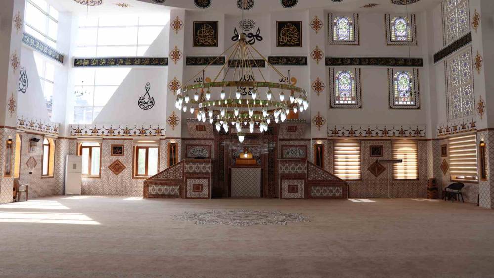 Beyağa&ccedil; Merkez &Ccedil;arşı Camii ibadete a&ccedil;ıldı
