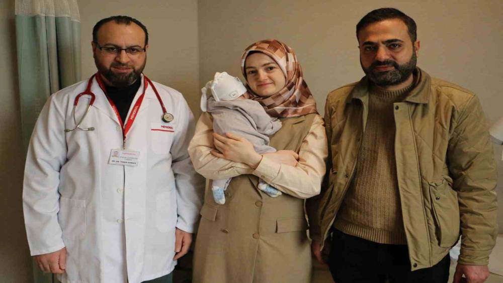 D&uuml;nyada 5 binde bir g&ouml;r&uuml;l&uuml;yor: Yemek borusu kapalı doğan bebek, ameliyat ile sağlığına kavuştu
