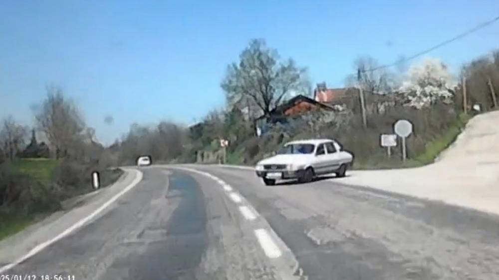 Bartın&rsquo;da 2 otomobil kafa kafaya &ccedil;arpıştı
