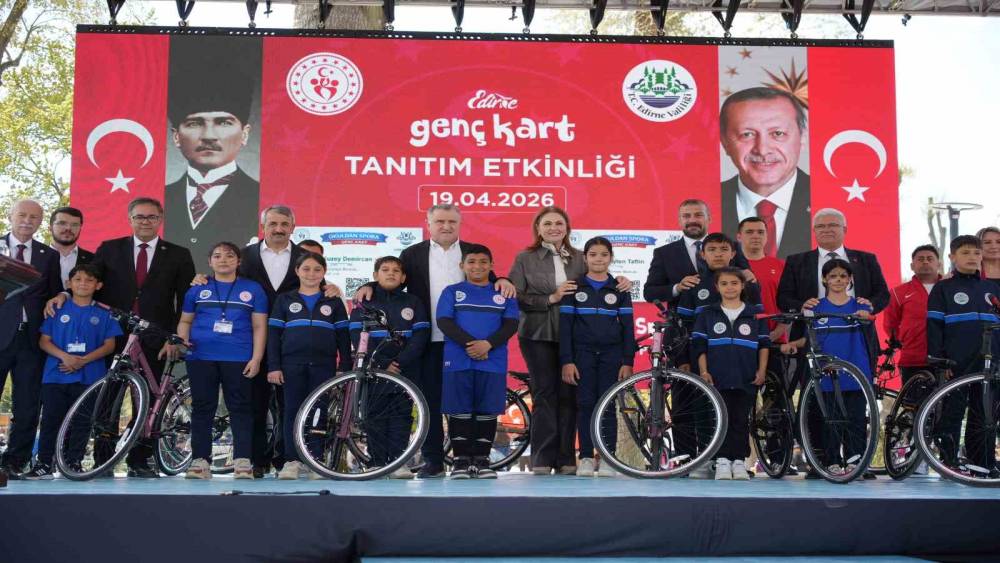 Bakan Bak: "L&uuml;tfen &ccedil;ocuklarınızla konuşun, &ccedil;ocuklarınıza sarılın, &ccedil;ocuklarınıza sevginizi aktarın"
