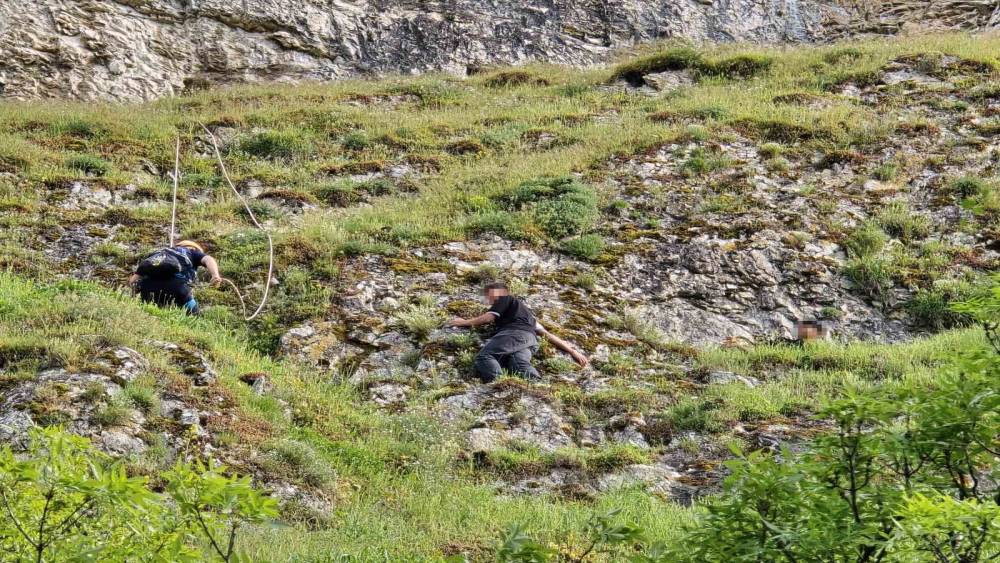 Dağdaki oyukta mahsur kalan 2 gen&ccedil;, 3 saatlik &ccedil;alışmayla kurtarıldı
