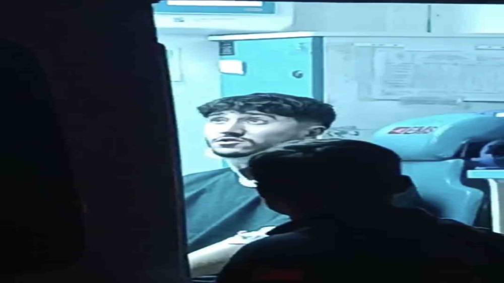 Iğdır&rsquo;da kontrolden &ccedil;ıkan otomobil iş yerine girdi: 2 yaralı
