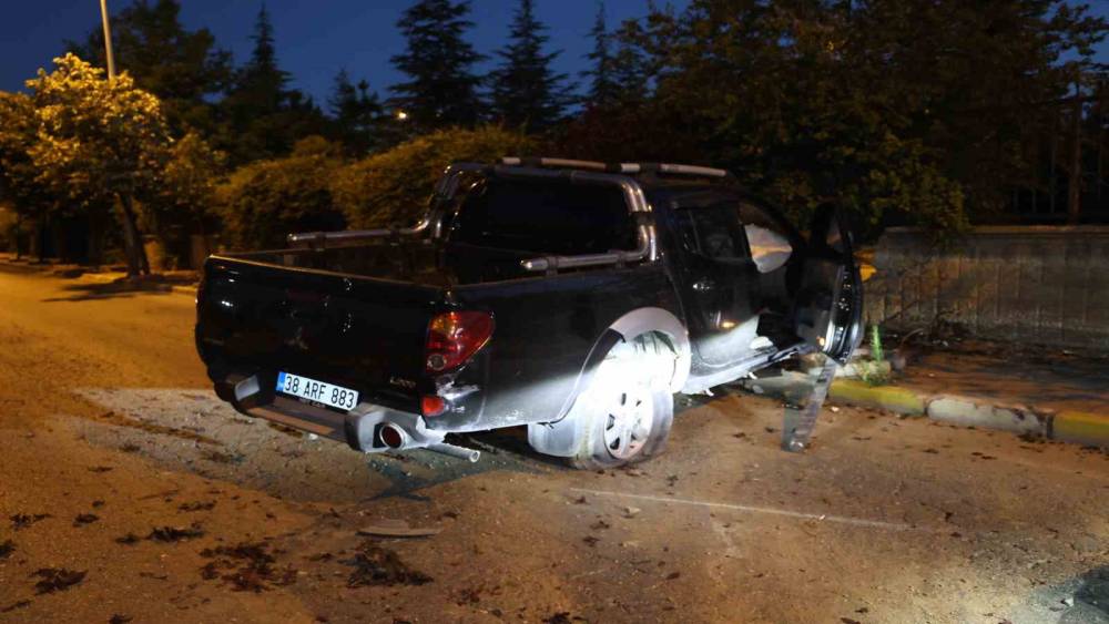 Alkoll&uuml; ve ehliyetsiz s&uuml;r&uuml;c&uuml; duvara &ccedil;arparak durabildi: 1 yaralı

