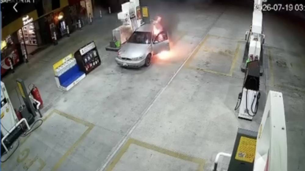 Yakıt almaya geldi, aracı alev topuna d&ouml;nd&uuml;
