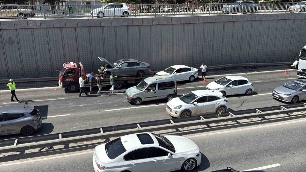 &Ccedil;evre Yolu&rsquo;nda 3 aracın karıştığı zincirleme kaza: 2 yaralı
