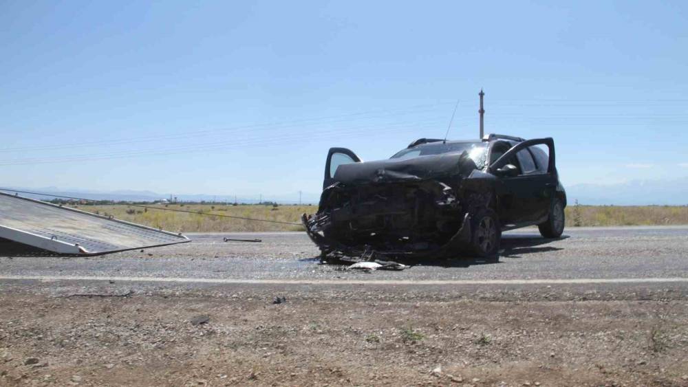 SUV ara&ccedil;lar kafa kafaya &ccedil;arpıştı: 9 yaralı
