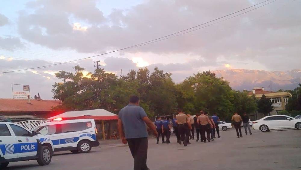 Kimlik g&ouml;stermeyen ş&uuml;pheli bek&ccedil;iye mukavemet edip ka&ccedil;tı
