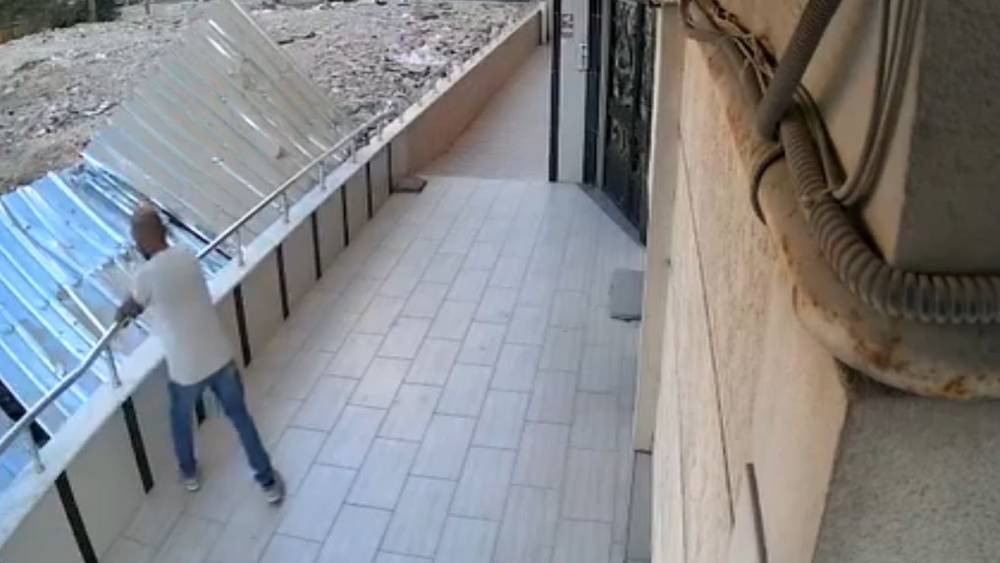Avcılar&rsquo;da bah&ccedil;edeki tırabzanlarını s&ouml;k&uuml;p &ccedil;alan hırsızlar kamerada
