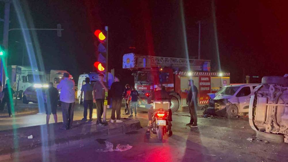 Hafif ticari ara&ccedil;la &ccedil;arpışan SUV yan yattı: 1&rsquo;i ağır, 1&rsquo;i bebek, toplam 7 yaralı
