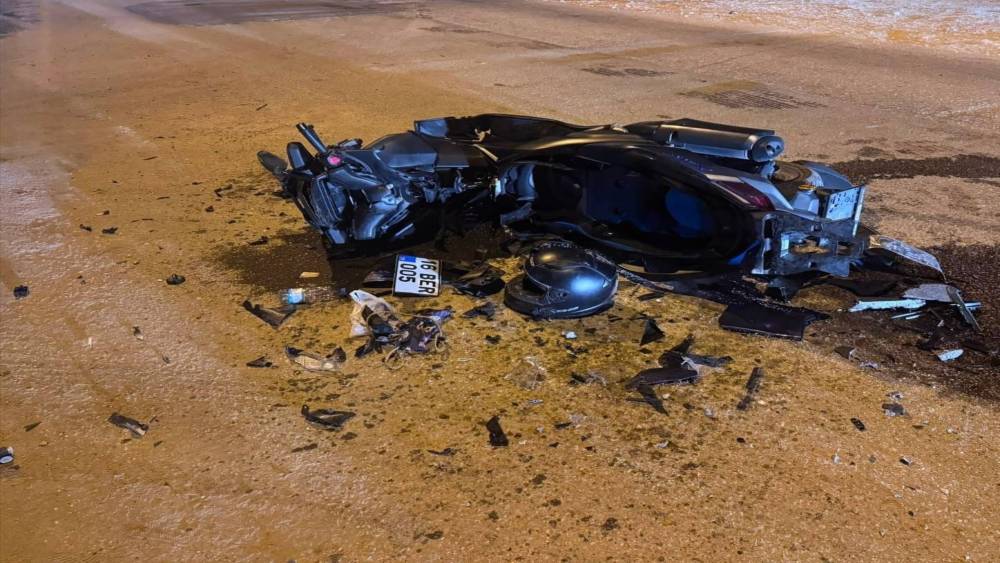 Otomobil ile motosiklet kafa kafaya &ccedil;arpıştı: 1 ağır yaralı
