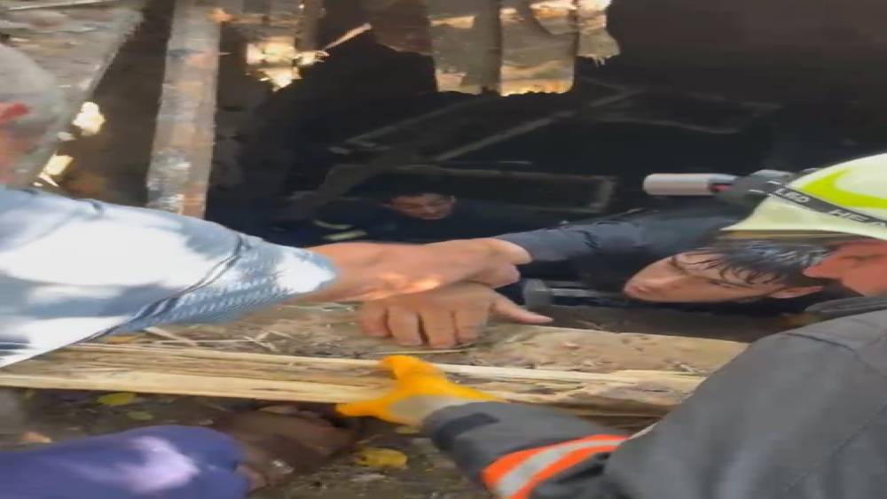 Bah&ccedil;ede dolaşırken &uuml;zeri kapalı kuyuya d&uuml;şt&uuml;
