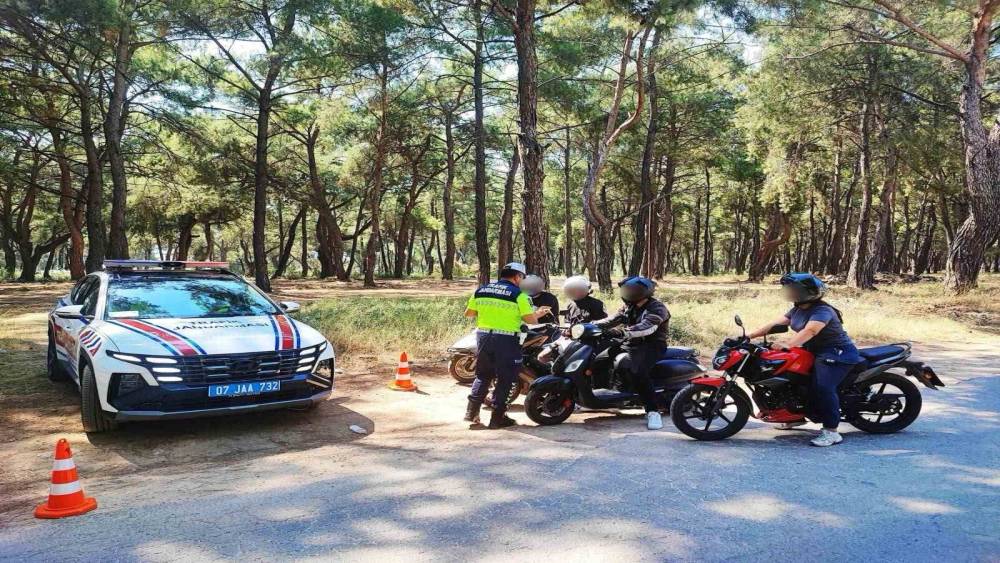 Jandarmanın motosiklet denetimlerinde 5 bin 392 s&uuml;r&uuml;c&uuml; kontrol edildi
