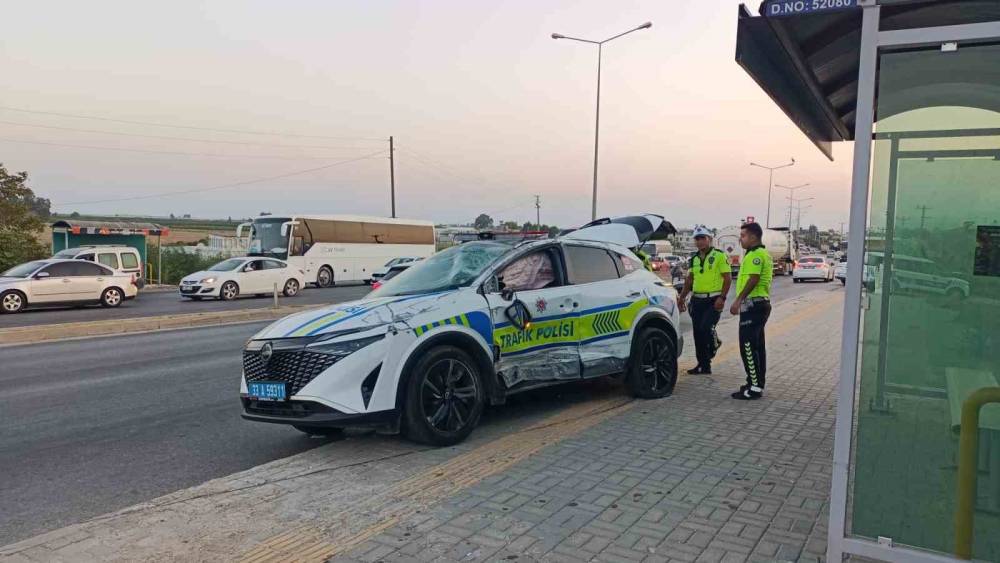 Silifke&rsquo;de zincirleme kaza: 1&rsquo;i polis 2 kişi yaralandı
