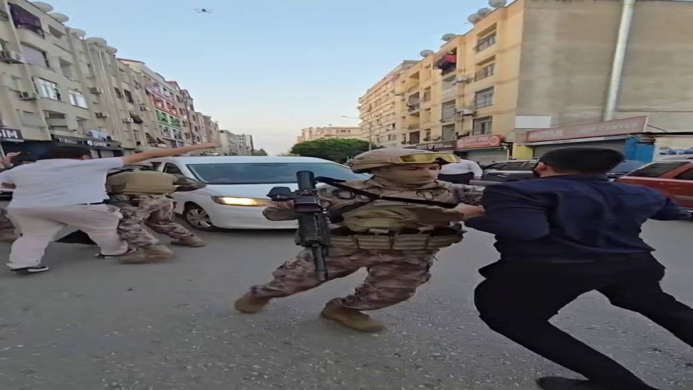 Kuytul &ccedil;iftine g&ouml;zaltıyı engellemek i&ccedil;in polis aracının &ouml;n&uuml;ne yatmaya &ccedil;alıştılar
