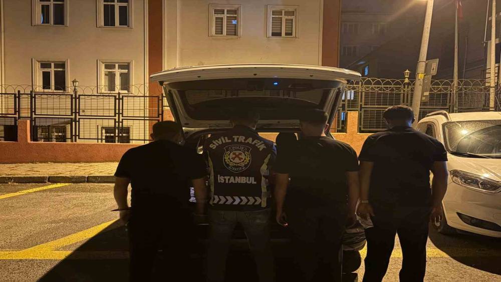 Esenyurt&rsquo;ta trafikte başka bir s&uuml;r&uuml;c&uuml;ye saldıran şahıs kamerada
