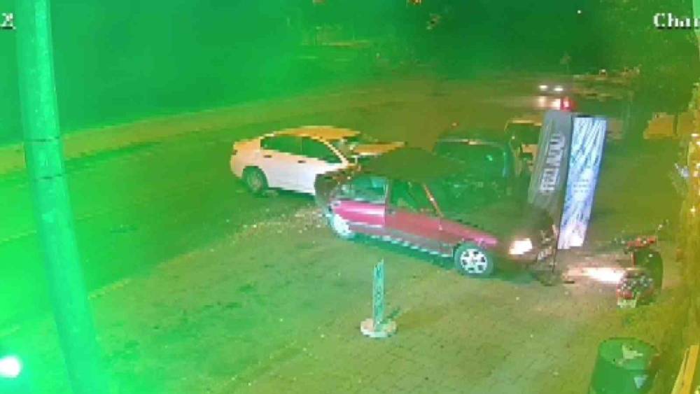 Alkoll&uuml; s&uuml;r&uuml;c&uuml; aniden gaza bastı, ortalık savaş alanına d&ouml;nd&uuml;
