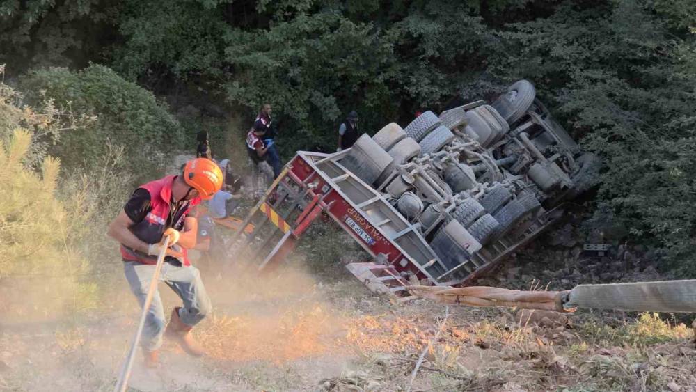 Kontrolden &ccedil;ıkan tır şarampole devrildi, s&uuml;r&uuml;c&uuml; hayatını kaybetti
