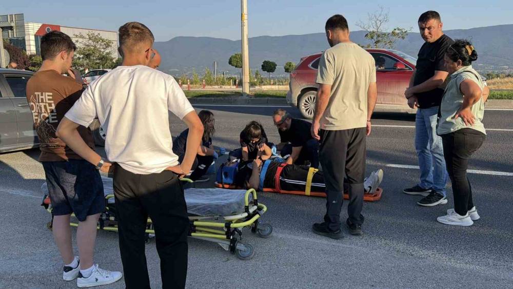 Bolu&rsquo;da motosikletle otomobil &ccedil;arpıştı: 2 yaralı
