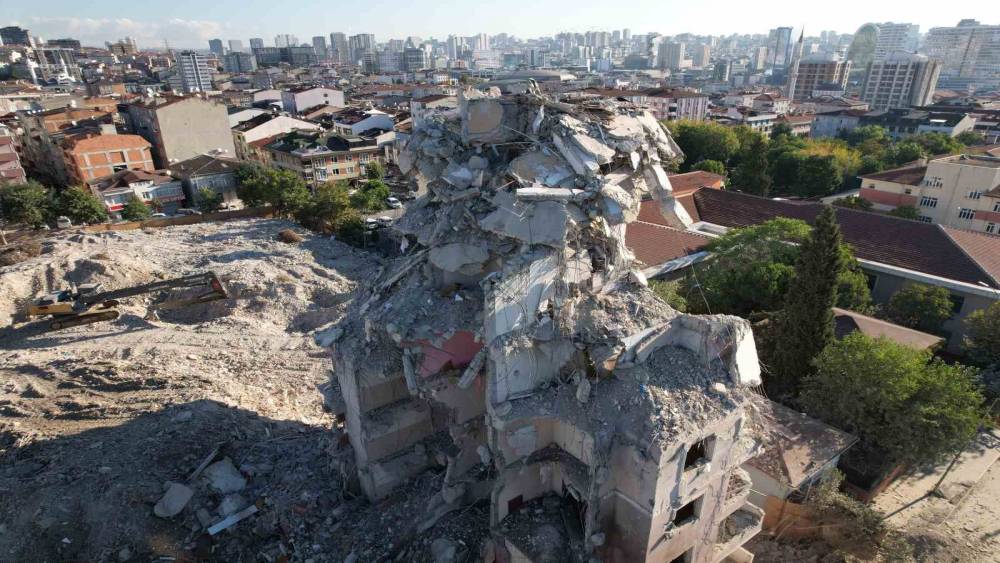 K&uuml;&ccedil;&uuml;k&ccedil;ekmece&rsquo;de yıkılan bina havadan g&ouml;r&uuml;nt&uuml;lendi
