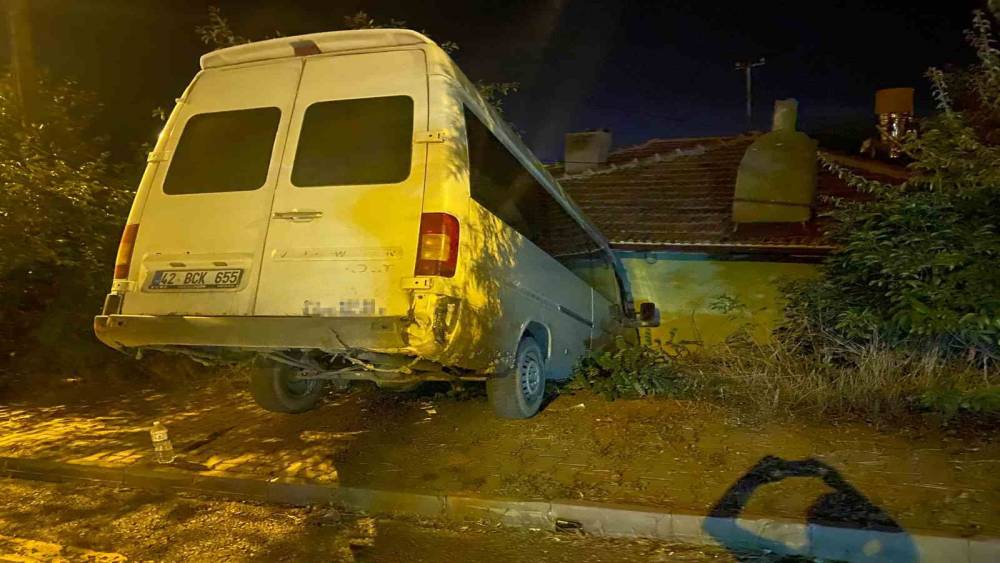 Ankara&rsquo;da el freni &ccedil;ekilmeyen minib&uuml;s duvara &ccedil;arptı
