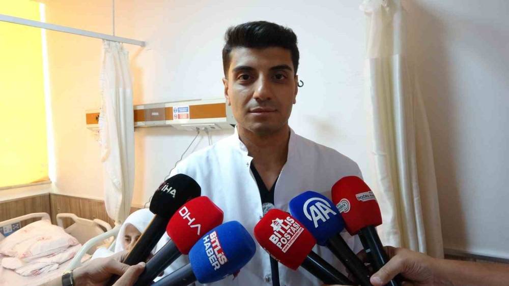 Bitlis&rsquo;te 70 yaşındaki hastaya 7,5 saatlik kapalı bağırsak ameliyatı
