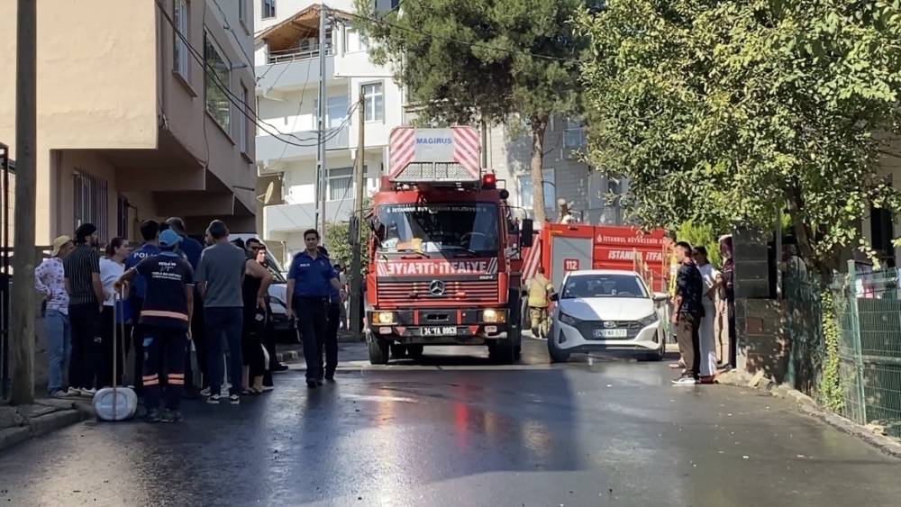 Tuzla&rsquo;da 2 katlı binanın &ccedil;atısı alev alev yandı
