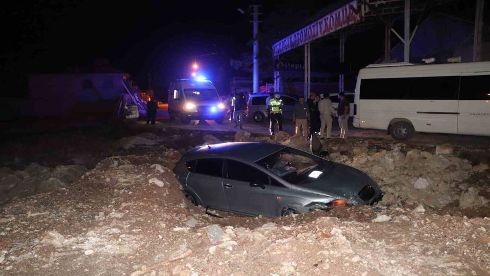 Otomobil inşaatın kazı alanına u&ccedil;tu: 2 yaralı
