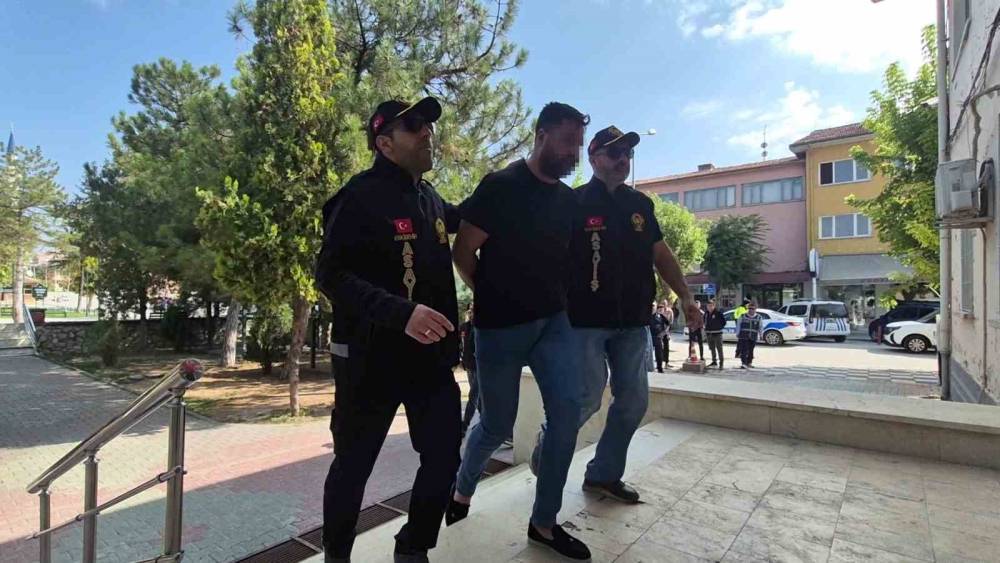 Oto galerici gencin &ouml;l&uuml;m&uuml;n&uuml;n 3 ş&uuml;phelisi adliyeye sevk edildi
