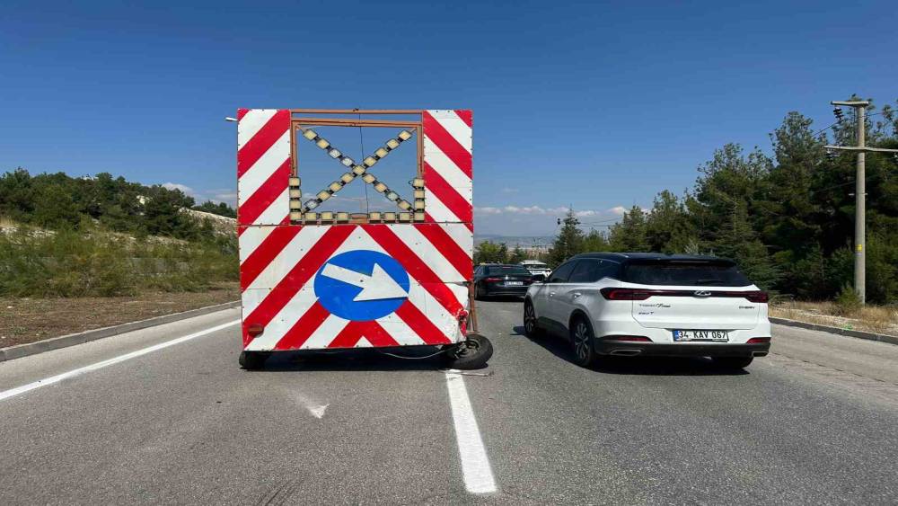 Burdur&rsquo;da ticari taksi trafik y&ouml;nlendirme r&ouml;morkuna &ccedil;arptı: 1 yaralı

