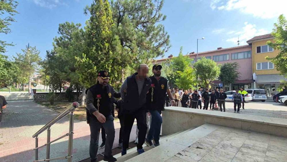 Oto galerici gencin &ouml;l&uuml;m&uuml;yle ilgili 2 ş&uuml;pheli tutuklandı
