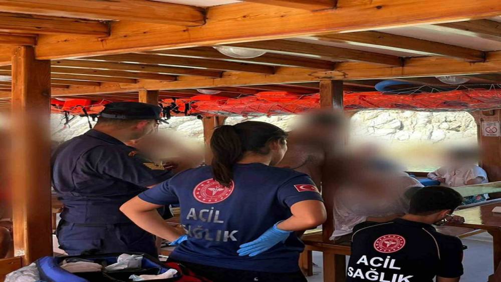 Bodrum&rsquo;da gezi teknesinde rahatsızlanan vatandaşa tıbbi tahliye
