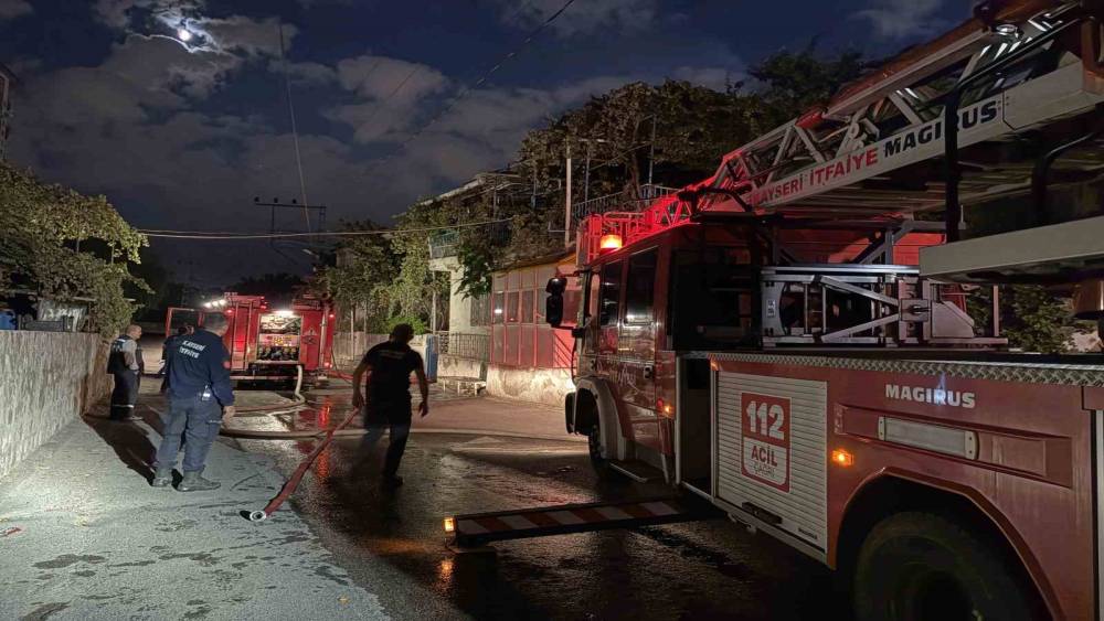 Mangaldan &ccedil;ıkan yangın evin &ccedil;atısını k&uuml;le &ccedil;evirdi
